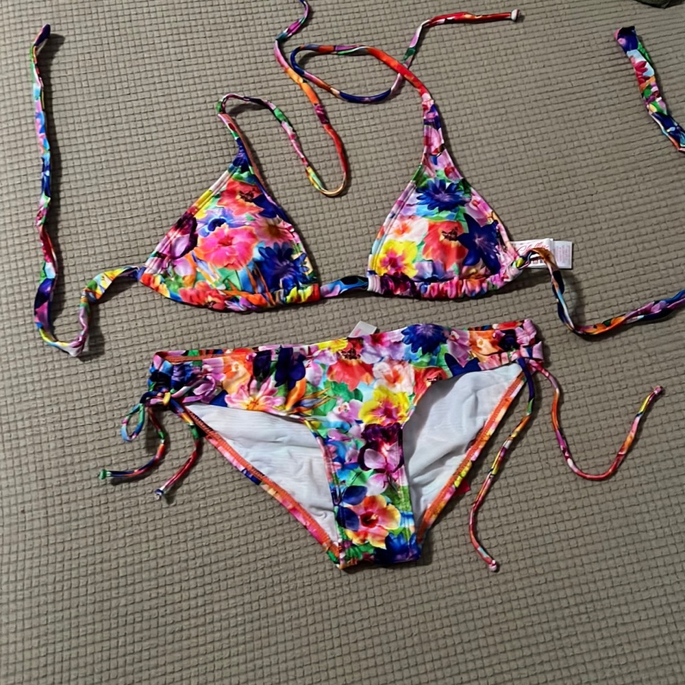 NWT. 2Chillies 2 pieces swimsuit. Juniors